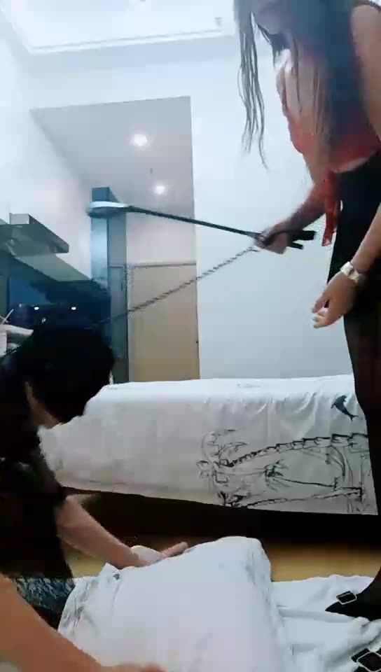 女皇余香 偷穿女邻居衣服被发现 反被玩弄调教 羞辱 钻胯 取笑 挑逗 打得满地打滚