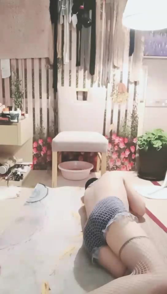 依然 丝袜喂口水洗脚水