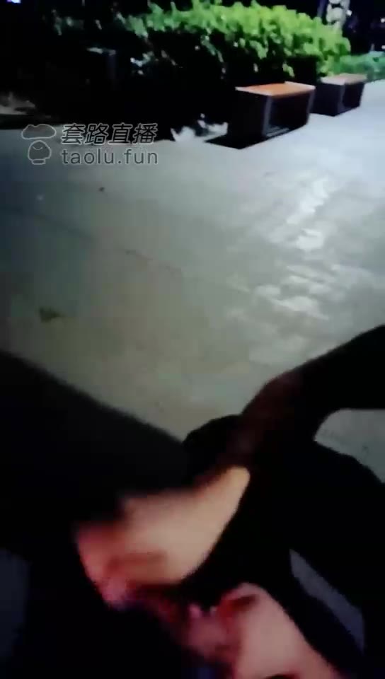 女皇余香 野外脚喂食 吃口水 丝足挑逗