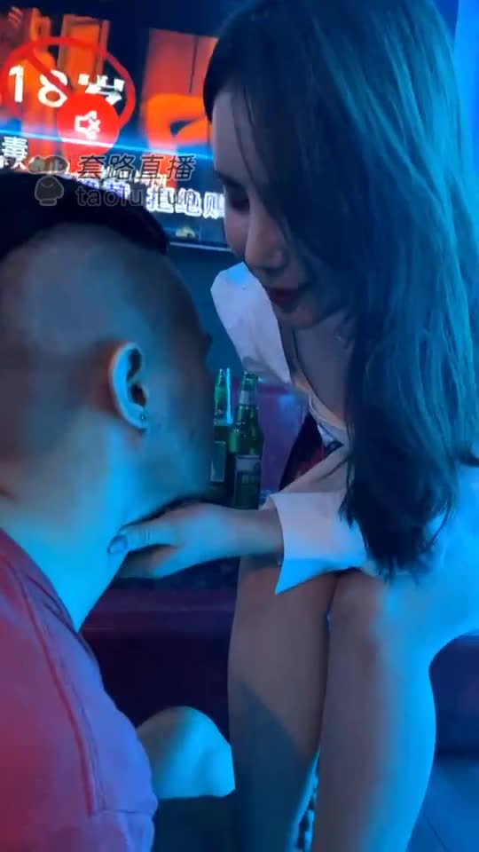 三三 带狗出来唱歌