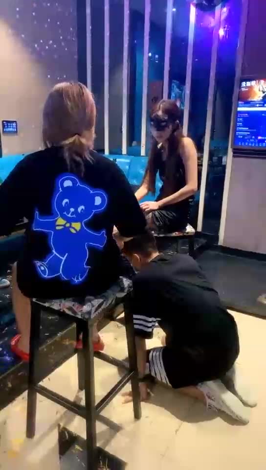 昕昕和沐清忧 伺候局的贱狗不听话就挨打往死踹