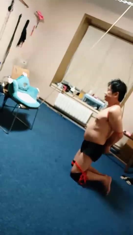 唯雅 强制私奴磕头 钻胯 高跟