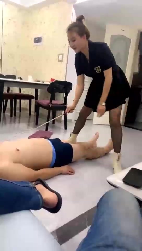 轻舟一弄 家奴干活不干净 受惩罚鞭子抽断了