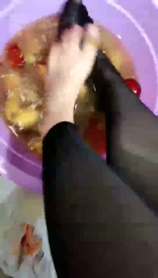希蓝郡主 第一视角 踩水果 贱狗来喝洗脚水