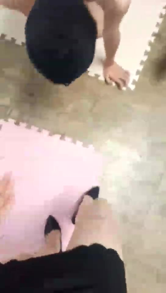 辉夜大大 调教小学弟 舔脚舔鞋 骑马 高跟虐乳 口塞丝袜