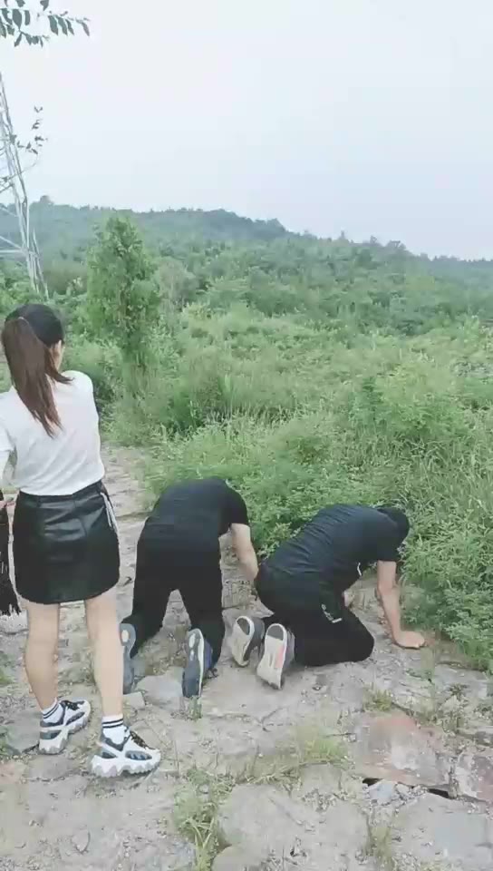 依然 爬山偶遇劫匪