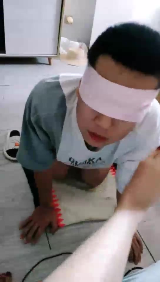是轻轻呀 耳光 舔脚 控精