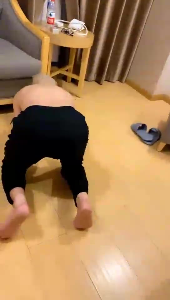 西文 调教萌新狗 踢裆耳光踩踏