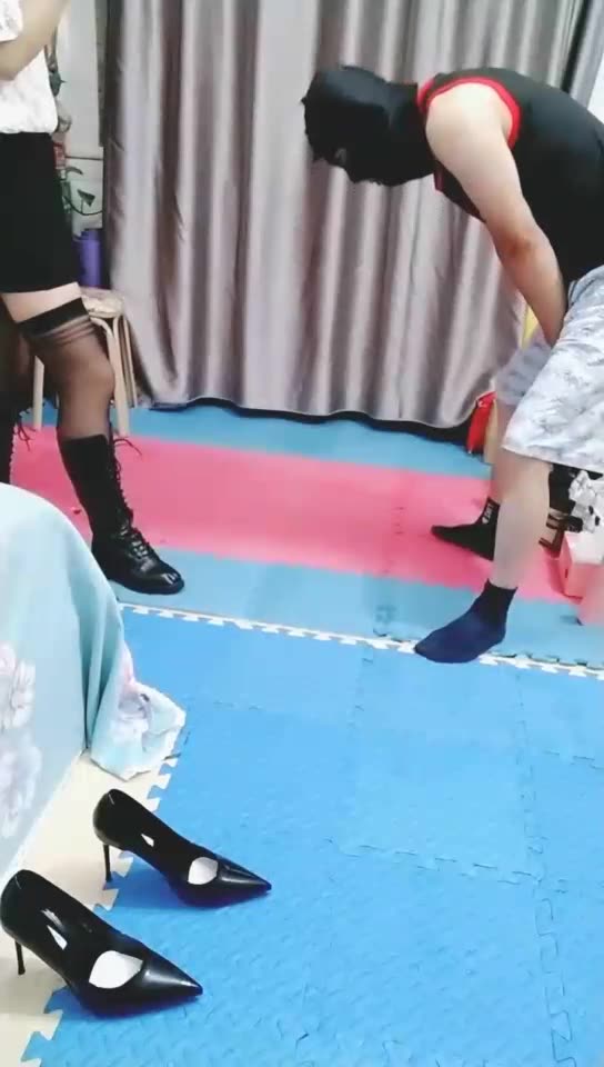 麒鳞女皇 女主暴虐贱狗 深喉 踢裆 舔鞋 踩踏