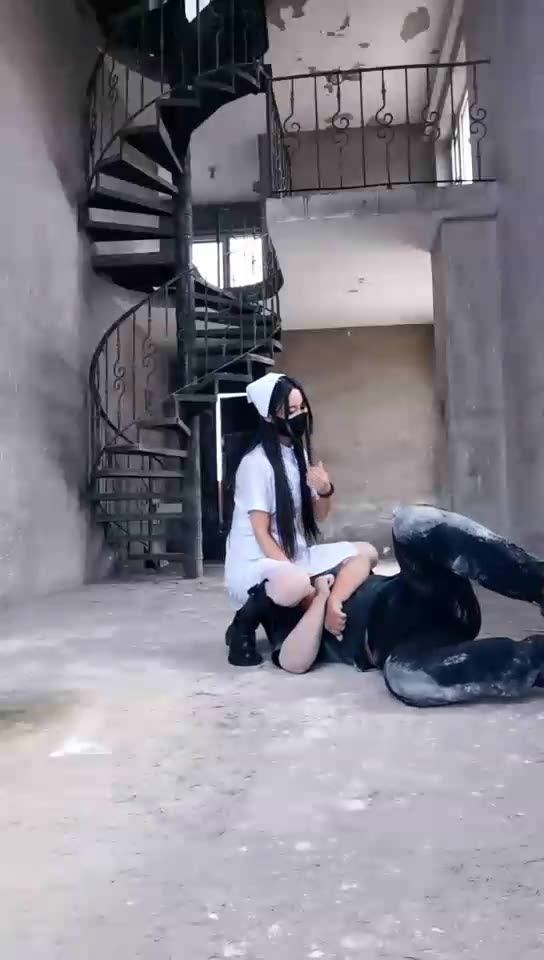 猫神大人  皮靴爆踹）女护士威胁病人签卖身契 上）