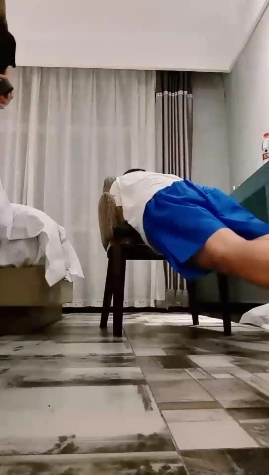 成都叶子 重度鞭打耳光打哭