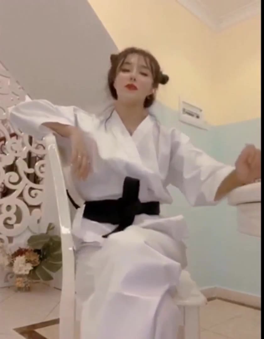 晴主 空手道女神 极度辱骂踹脚靶M骂到起飞