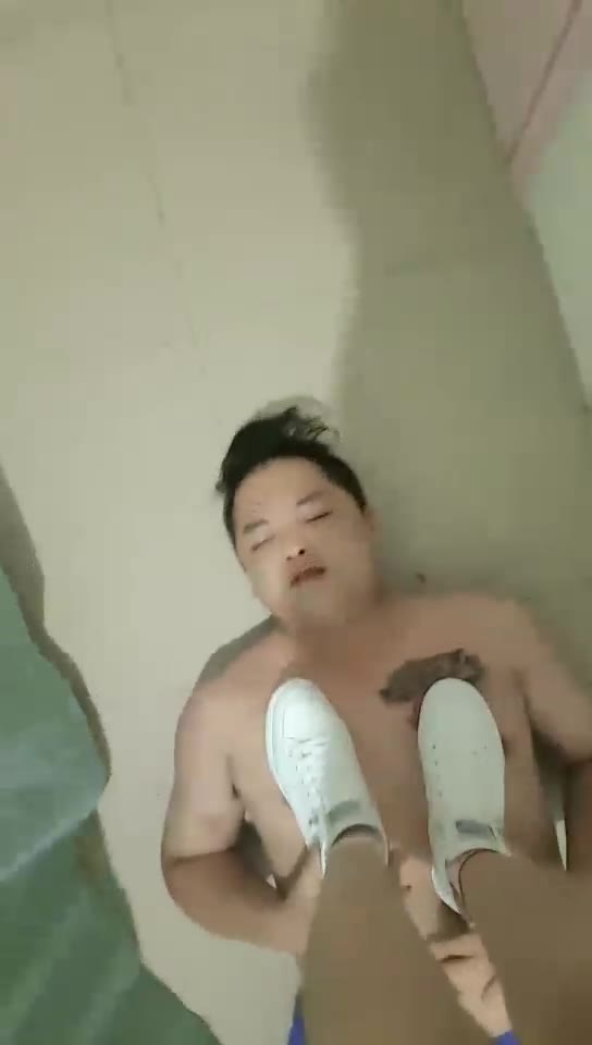 滔滔 耳光 踩踏 舔脚