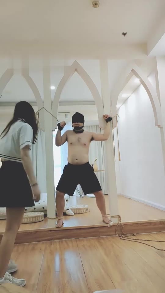 丫丫啊 吊绑封嘴 强制运动鞋踢裆