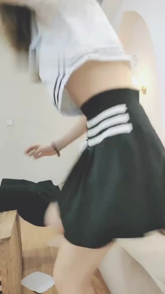 丫丫啊 吊绑封嘴 强制运动鞋踢裆