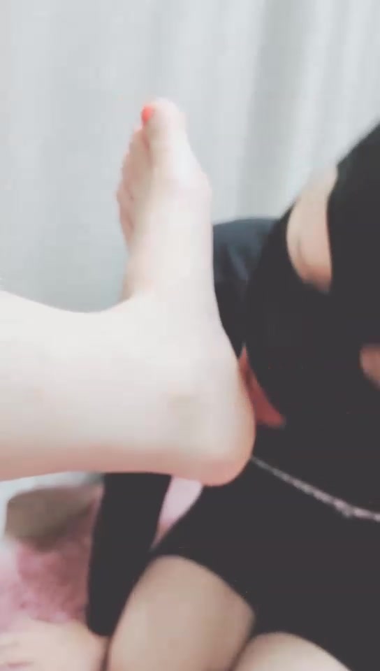 灵竹 狗舌头给主人护理脚 主人喂贱狗