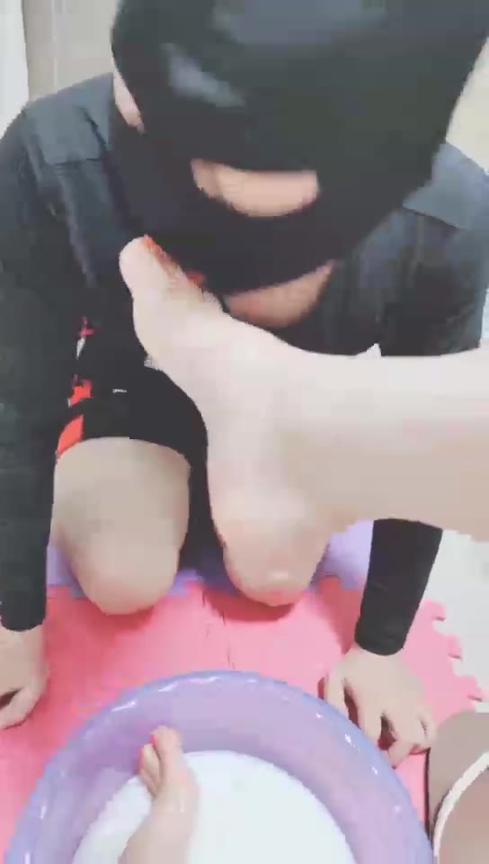 灵竹 红枣泡牛奶 贱狗舌头滋润主人美脚