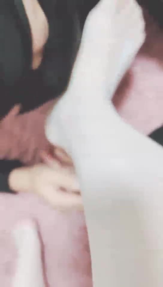 灵竹 邻居偷闻我丝袜被主人制服