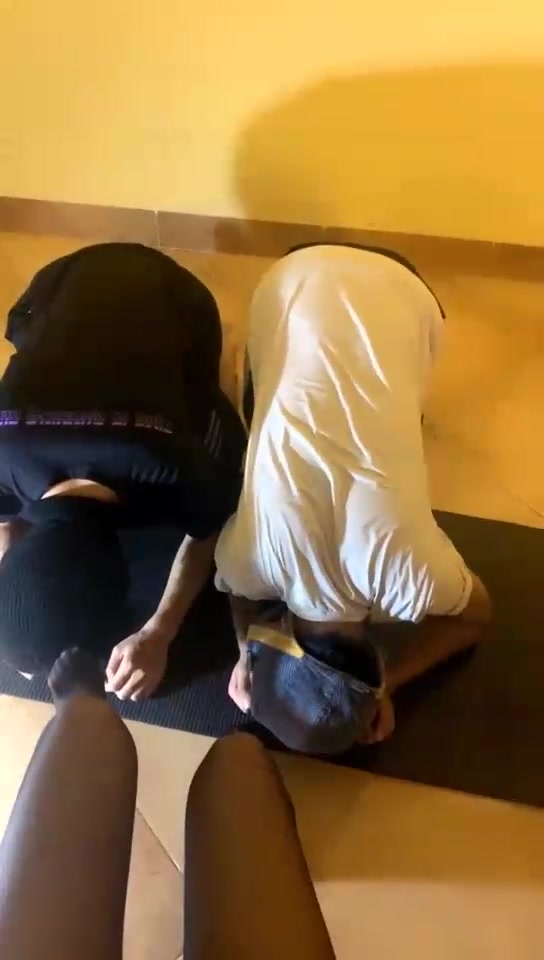 丞丞 调教新来的两只贱狗 丝袜踩头踩脸闻黑丝脚磕头