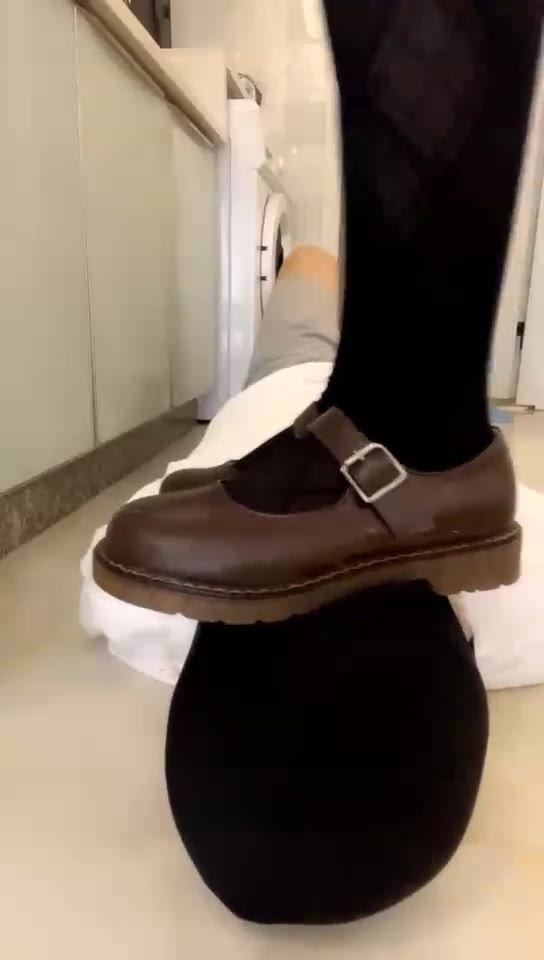 云云酱 全体重踩踢裆