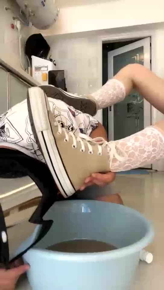 云云酱 喝鞋水 插嘴舔鞋帆布鞋