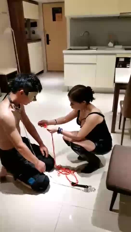 Lazy domestic slave, riding push-ups, Yan Qi