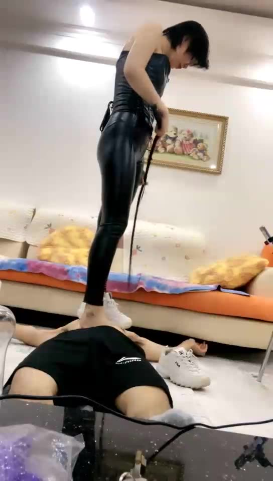 大连欣妍 高跟鞋 运动鞋 踩狗