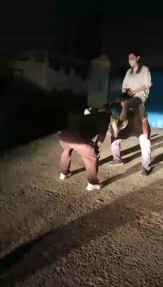 琳琳 马路巡狗 玩狗 马路牙子开发素人