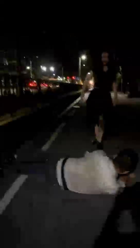 番番奶奶 户外调教 暴力踢踹 磕头跪拜 狗撒尿 耳光踢裆SP