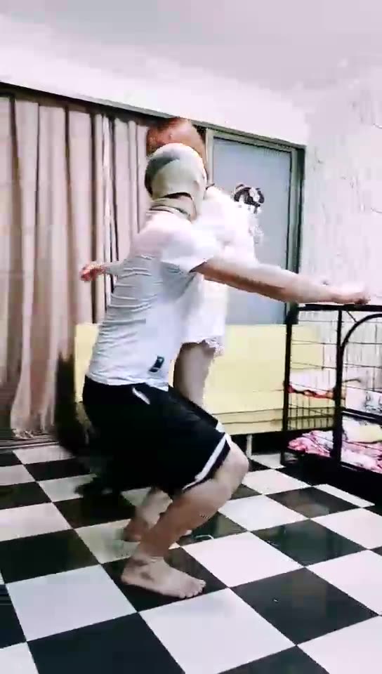 Lisa宝宝 剧情 家里进贼了