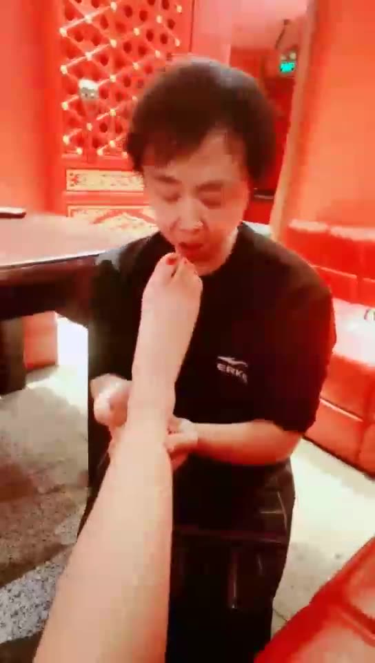 天津冰冰女主 调教饭店服务员