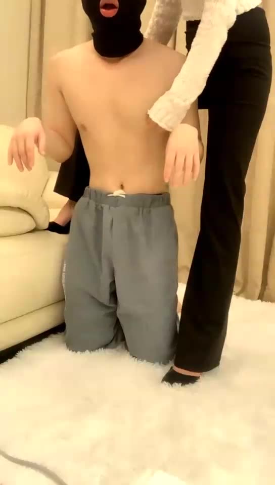 路子 第一视角 高跟踩踏大学狗踩出腹肌