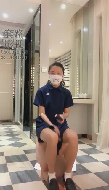 莫妮卡卡 家奴在线表演喝圣水 新花样