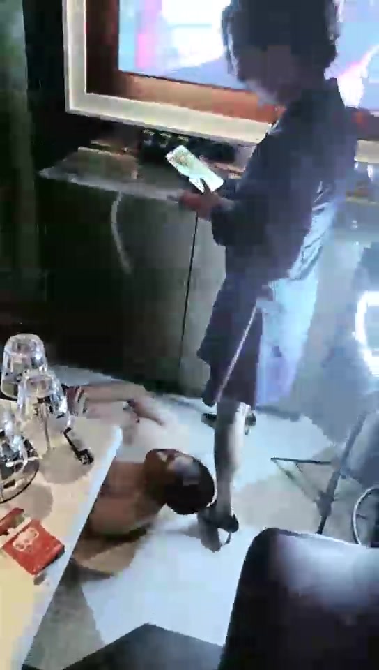 曹大成 丝洛主人同意我给她舔裸足了 太爽了