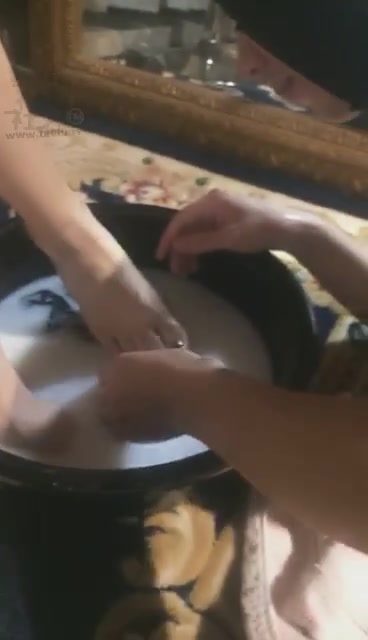 美帝莎 暖狗拉菲伺候双主 绝美丝足 牛奶浴 口水耳光