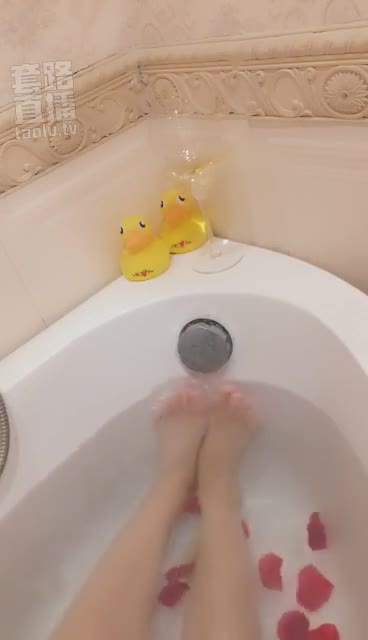 Boudoir petal foot bath
