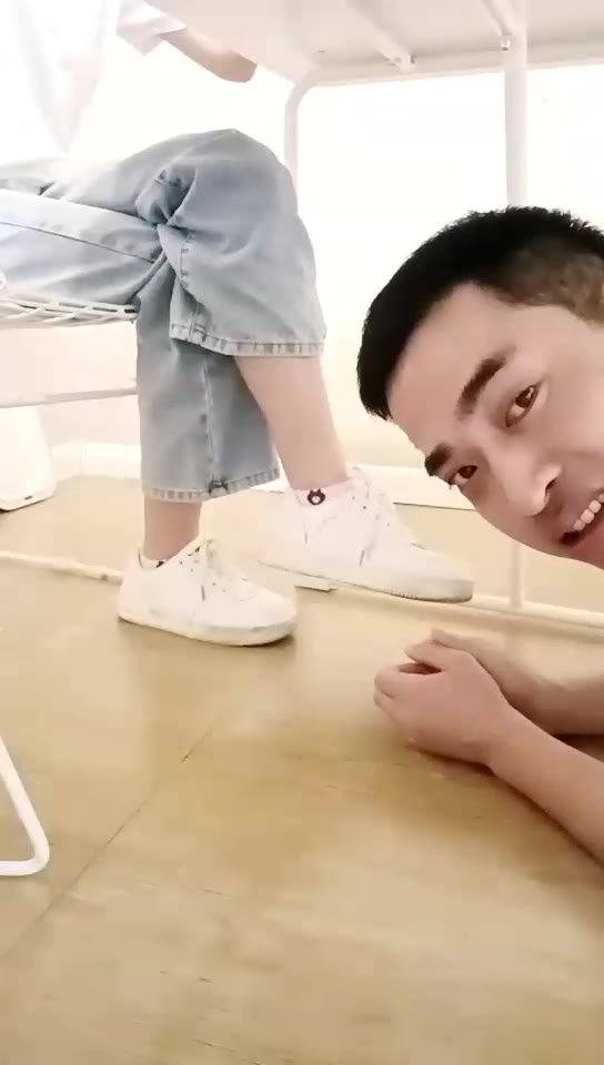 刘二狗 餐桌下面吃妹妹扔下不吃了的东西 舔脏鞋底 给妹妹当脚垫