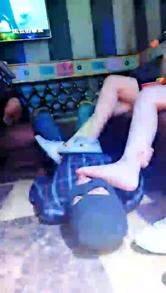 雪碧SAMA 坐着狗跟闺蜜唱歌