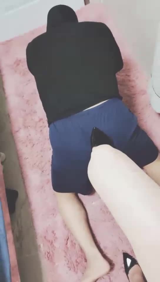 灵竹 被主人疯狂踢裆