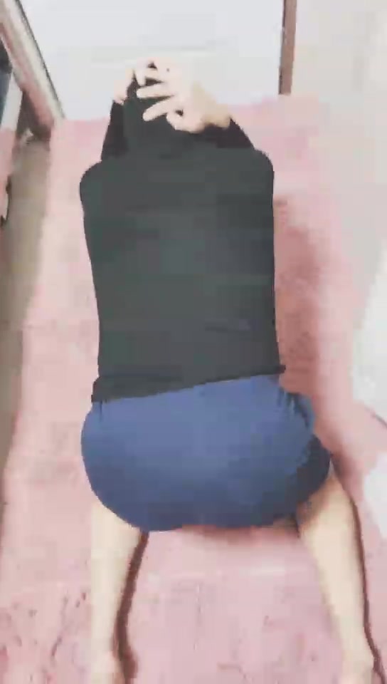 灵竹 被主人疯狂踢裆