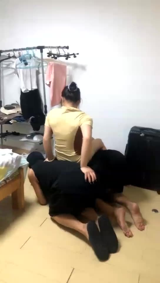 婉婉 继续调教脚奴