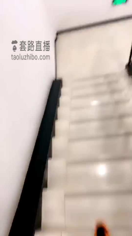 胖虎 喝酒搭讪 跑楼道舔脚