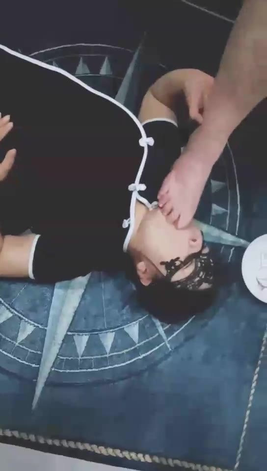 胭脂泪痕M 给男主舔脚 喂食踩碎的香蕉