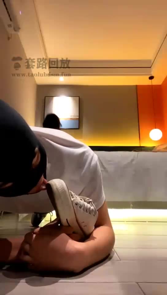 小乔baby 暴力踢裆 舔鞋底 鞭打