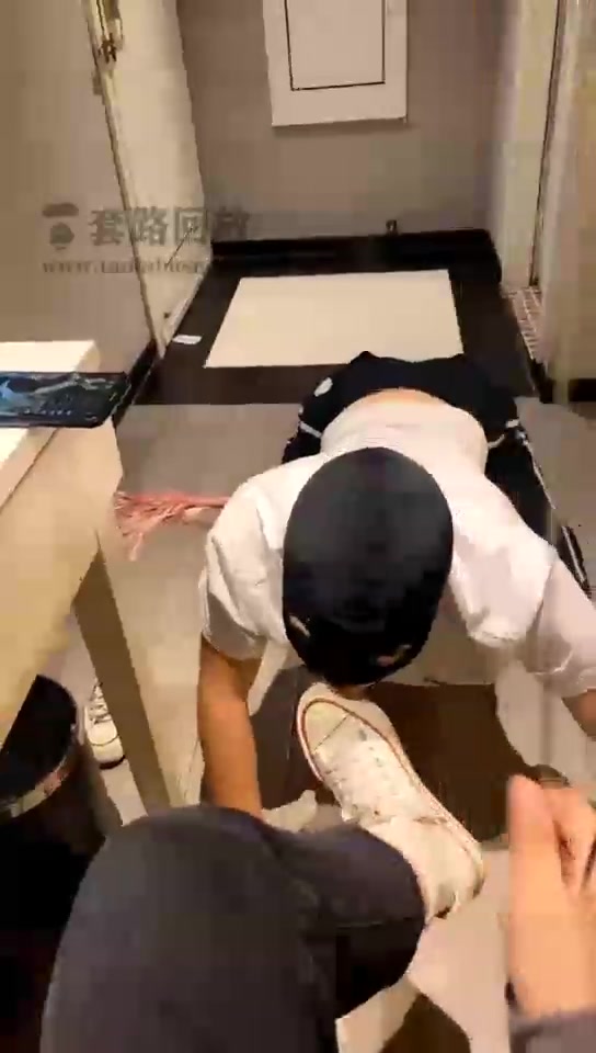 小乔baby 暴力踢裆 舔鞋底 鞭打