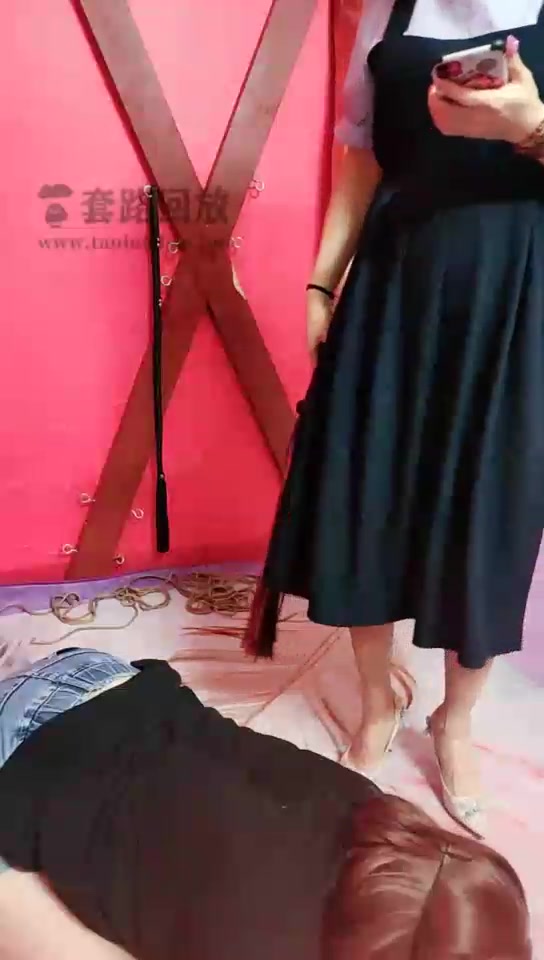 广州蓝汐 调教女奴鞭打舔脚