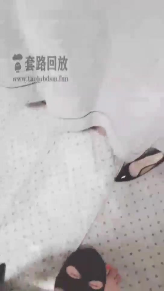 夏琳 贱狗一边被主人深喉 一边得吃脚皮