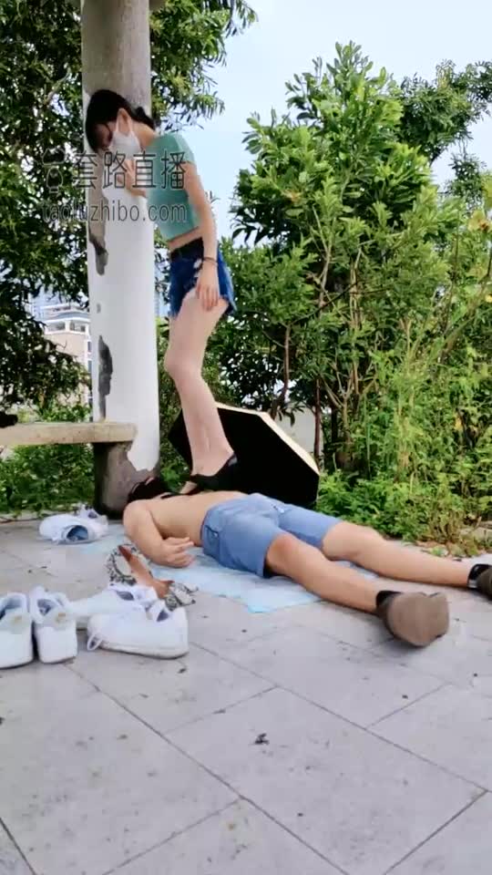 暴力美学 雨天户外全体重踩踏 小白鞋高跟换着踩 踩踏喂食 舔鞋底