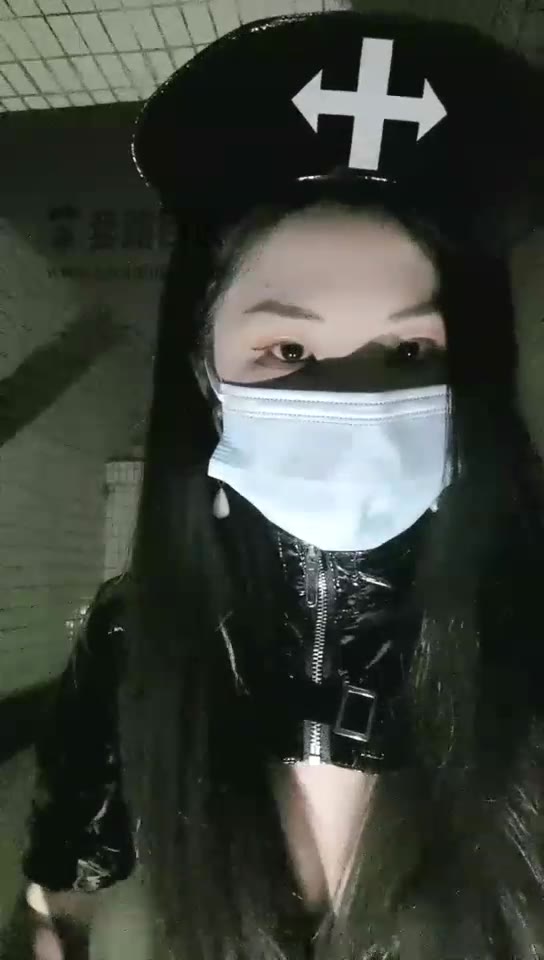 广州番禺银河 室外遛狗