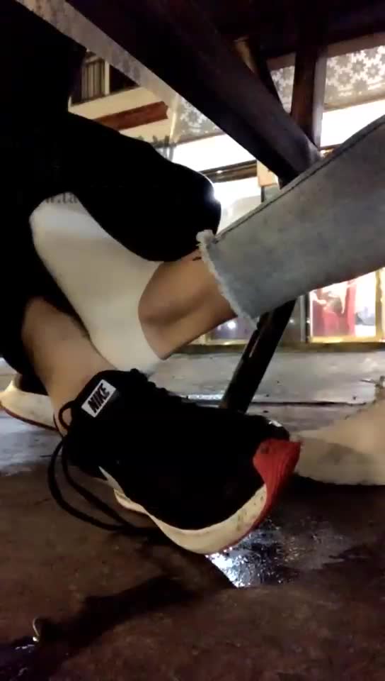 成都叶子 室外吃饭 脚下视角